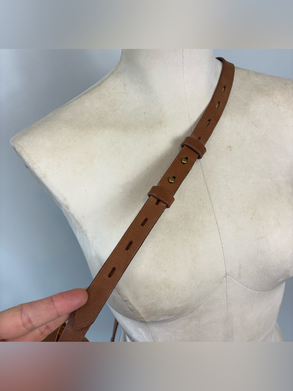 Portland Leather Medium Zip Crossbody Tote in Honey - Picture 3 of 11